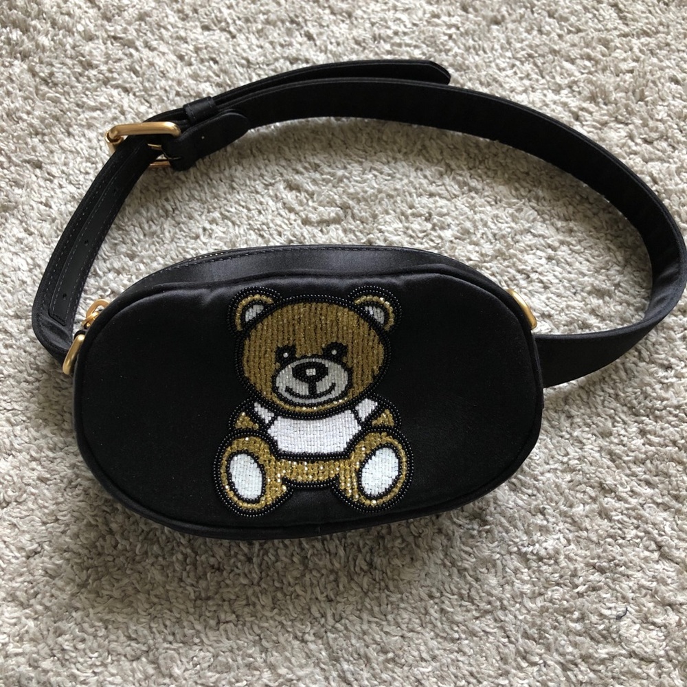 Selling a moschino bet bag